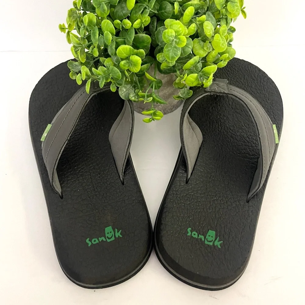 Sanuk Men’s Gray Flip Flops Size 8